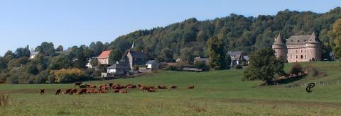 Le village d'Auzers, et son château